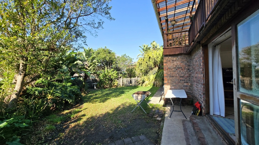 6 Bedroom Property for Sale in Cove Rock Eastern Cape